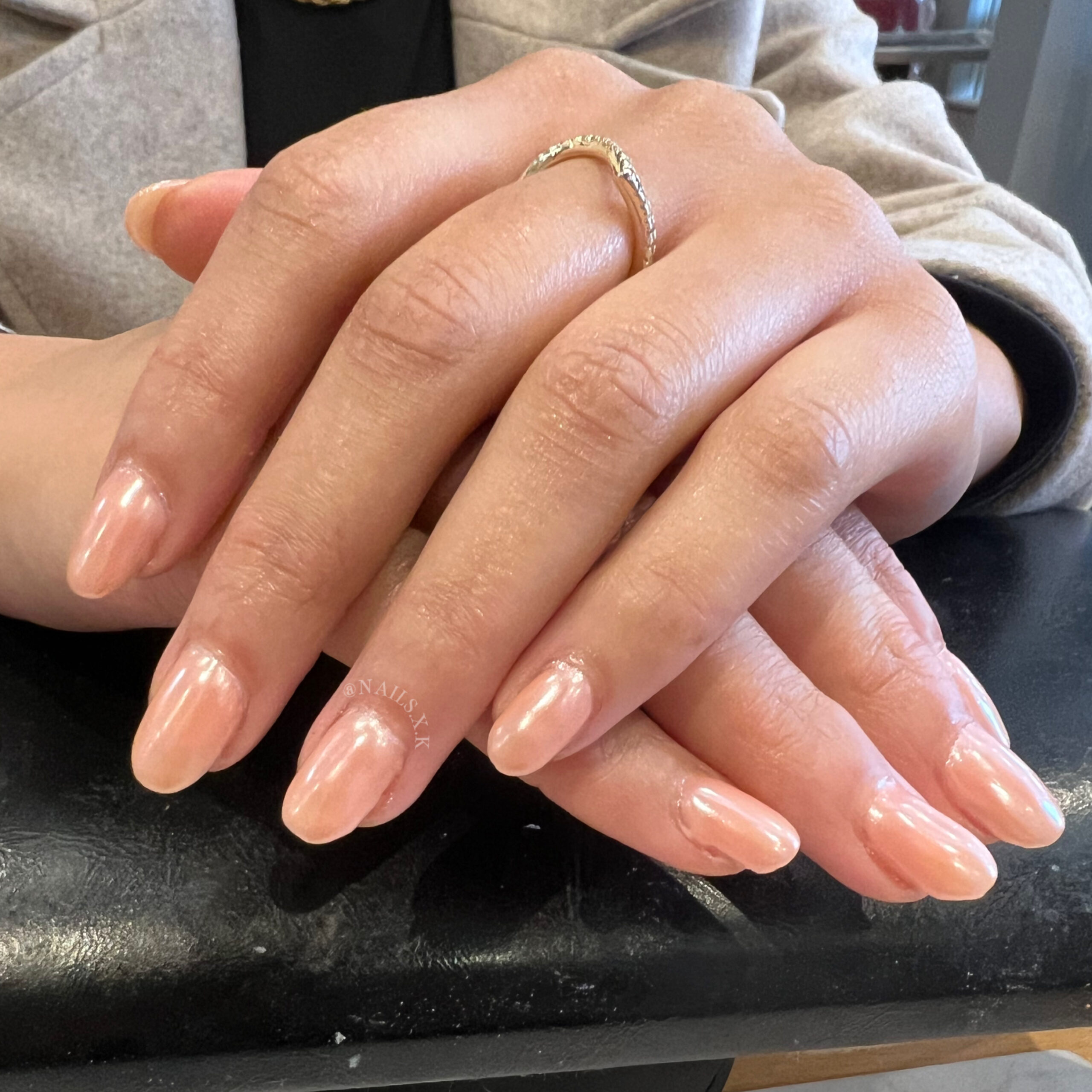 Short hard gel set with pearl chrome for a glazed look. Nails by K
